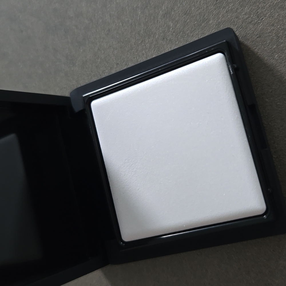 New In Box NARS Light Reflecting setting Powder Press Powder Compact Mini Trvl - Picture 3 of 9